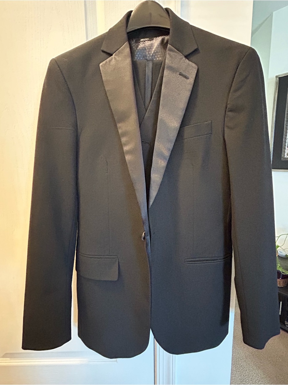 Classic Black Men's Tuxedo Jacket - Sleek Satin Peak Lapel